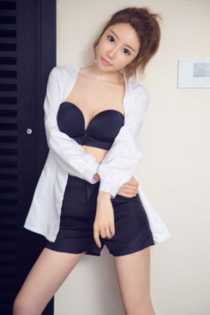 年轻秘书
