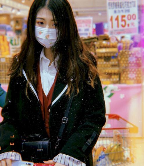 一个女