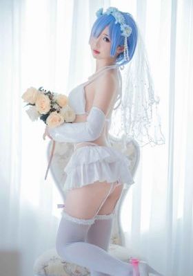 少妇脱了内裤让我添